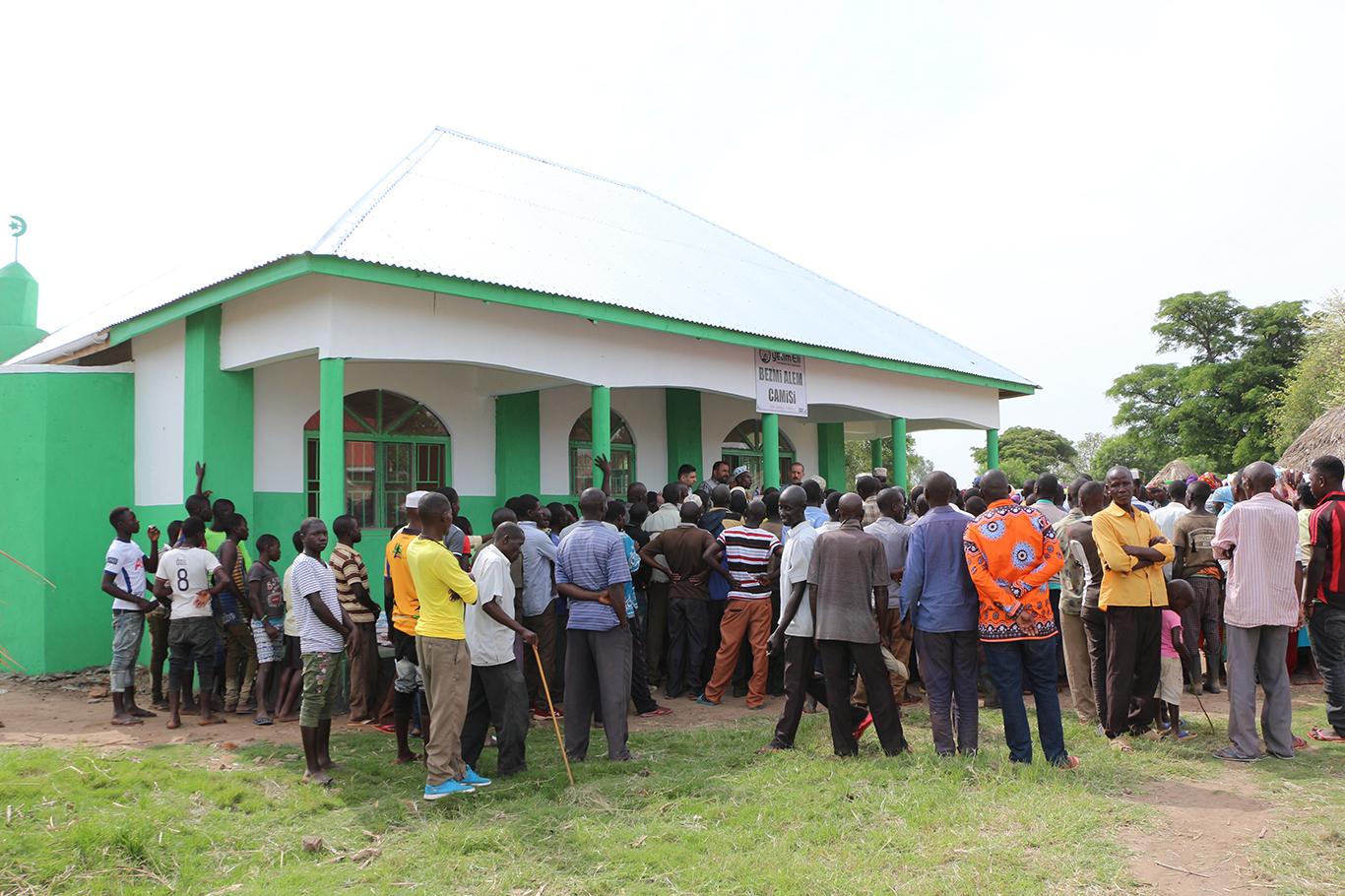 Afrika’nın en yoksul ülkesi Uganda’da 2 camii ibadete açıldı